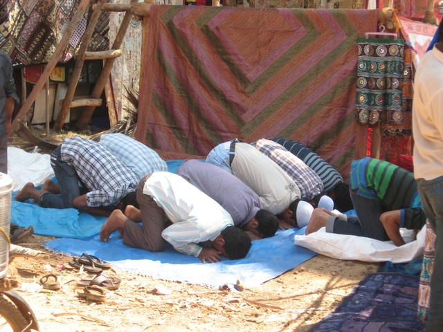 Rukoushetki työn lomassa. Time to pray and work can wait.  Anjuna, Goa 18.1.  Kuva S.P.