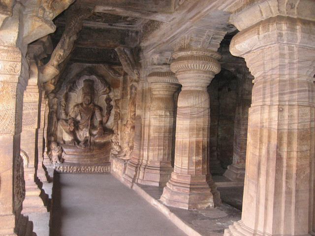 Kalliotemppeli. Cave temple.  Badami 21.1.  Kuva S.P.