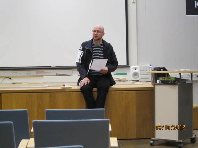 Puheenjohtaja Antti Kovanen johtaa kokousta