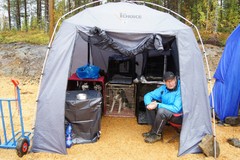 Jukka ja koirat teltan suojassa