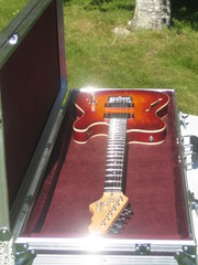 Kinahmi JM&E Deluxe laukussaan