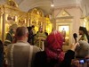 arkkimandriitta Sergei luovuttaa lahjaa luostarille