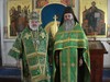 piispa_nazarij_ja_skeemaigumeni_varaahil_kasanin_skiitan_kirkossa_25.6