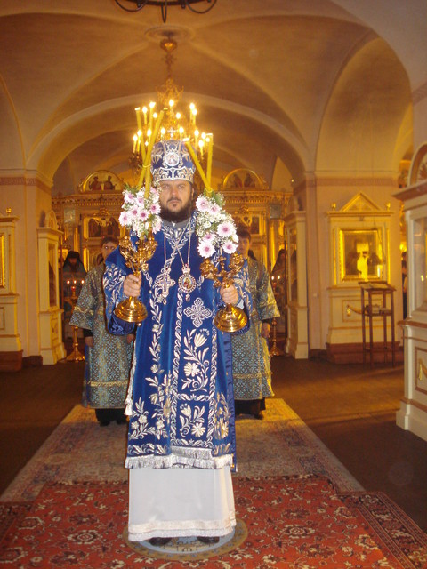 piispa_amvrosij_toimittaa_liturgiaa_dsc00172