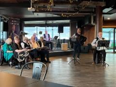 yhteislaulua_ennen_tanssin_alkua