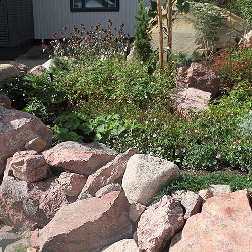 luonnonkivi-pultereita-kukkapenkki luonnonkivi-pultereita-kukkapenkki