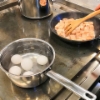 Kananmunien keittämistä ja kirjolohen paistamista