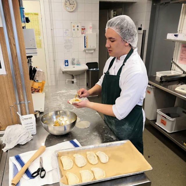 Venäläisten leivonnaisten leipomista