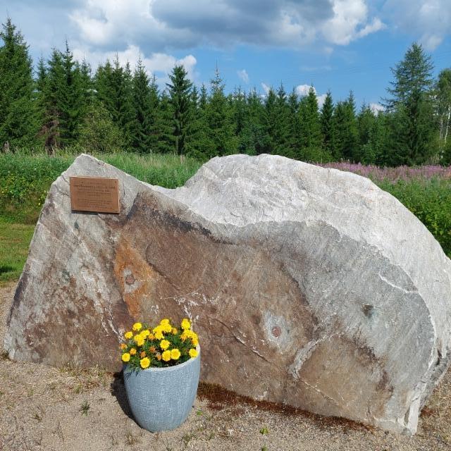 Olavi Korhosen muistokivi