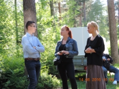 Markku Pankasalo keskustelee vieraiden kanssa