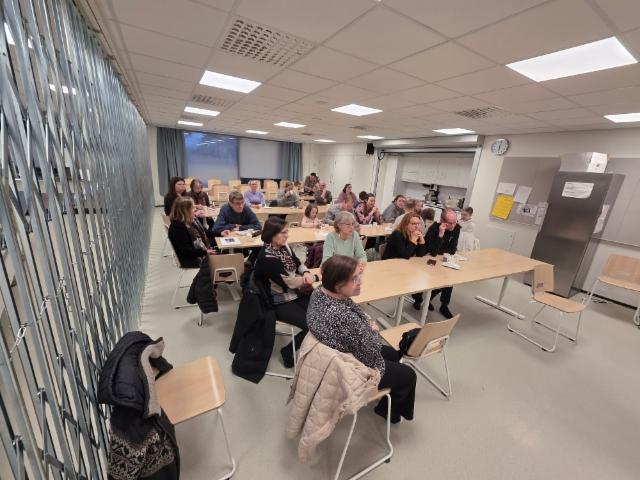 20260311_04_osallistujia_nurkan_takana