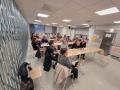 20260311_04_osallistujia_nurkan_takana