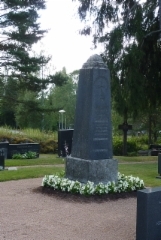 Valkoisten muistomerkki Lavian hautausmaalla.