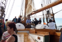 Matkustajat osallistuivat purjeiden nostoon.