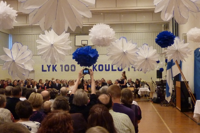 Suomelan juhlasali oli koristeltu sinivalkoisin värein. (Kuva.Heta Tuomisto)