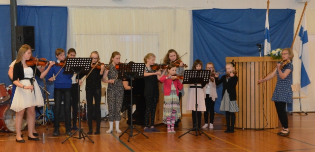 Lavian viuluniekat esiintyivät sekä koulun juhlassa että pääjuhlassa. (Kuva:Janette Loisko)