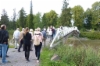 Seura retkeili elokuussa Noormarkussa ruukinpuistossa. Kuva: Heta Tuomisto