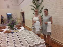 Helena Törmälä ja Laura Maja valmiina kahvituksen alkaessa.