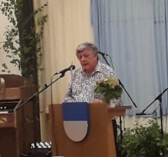Professori Tarmo Kunnas piti Suviehtoon puheen, joka jälkeen tunsimme kaikki olevamme sukua toisillemme. Kuva: Anna-Liisa Huhtala