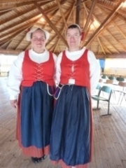 Liisa Jaakkola ja Mari Mannelin olivat pukeutuneet Lavian kansallispukuun.