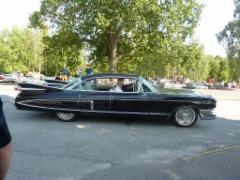 Näytteillä oli toinen toistaan komeampia autoja kuten tämä Cadillac.