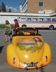 Auto kuin karamelli myös takaapäin.