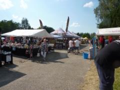 Lavian markkinoilla nautittiin auringonpaisteesta.