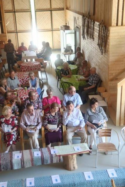 Suviehtoon. yleisöä RIuttalan perinnetalossa