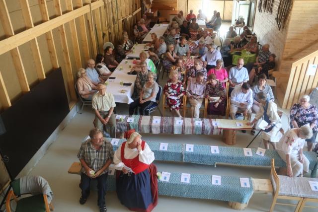 Näkymä parvelta Riuttalan perinnetaloon.