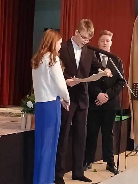 Elli Lehtiniemi ja Juho Alinentalo (9.lk) luovuttivat vapauden viestikapulan Aarno Ruisniemelle (8.lk)