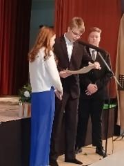 Elli Lehtiniemi ja Juho Alinentalo (9.lk) luovuttivat vapauden viestikapulan Aarno Ruisniemelle (8.lk)