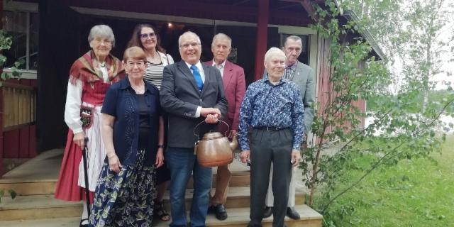 Yks t&auml;mm&ouml;set yhteiskuvassa