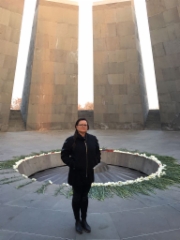 Kansanmurhan muistomerkillä / In front of the Armenian Genocide memorial complex