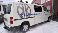 Karjalan Kylm&auml;palvelun teipattu pakettiauto