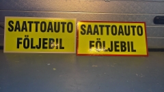 Saattoauton kyltit ja valomainoksen etupinnat