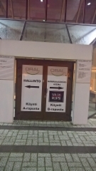 Ovien lasien opasteteippaukset