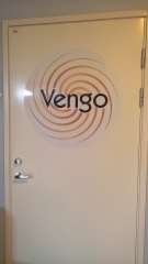 Vengo Oy:n toimiston oven logoteippaus