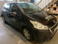 Henkil&ouml;auton mainosteippaus