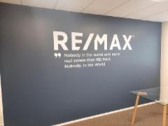 REMAX seinäteippaus