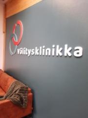 Välitysklinikka kohokirjaimet ja logo