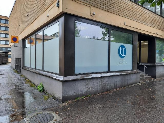 Lohjan Tilipalvelun ikkunoiden teippaus