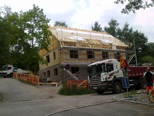 Kotitalon uudelleen rakentamista heinäkuussa 2013