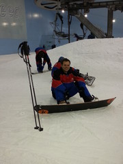 Mikko lumilaudalla Dubai Skissä