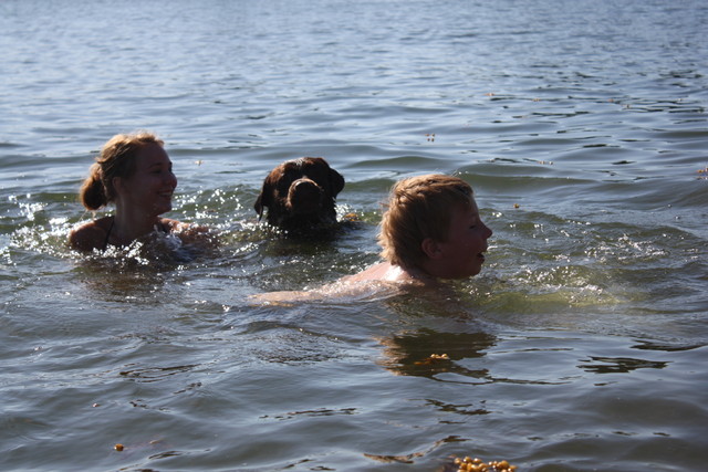 Josiina, Jesperi ja Aamos uimassa