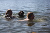 Josiinan ja Jesperi Aamoksen kanssa uimassa