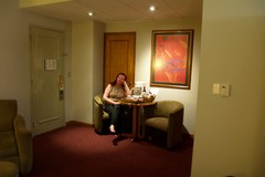 A11 Nainen yksin hotellihuoneessa