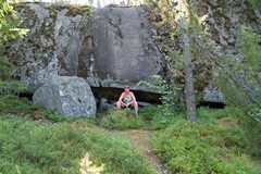 B11 Nainen istuu kalliomaisemassa