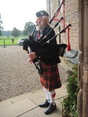 1a_-_img_0328_glamis_castle_bagpipe