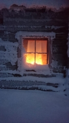 6__ikkuna_kaarnan_lansipaadyssa_lumihuurussa