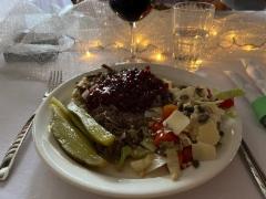 16__juhlaillallinen_lautasella_-_poronkaristys_lisukkeineen_-_img_1486